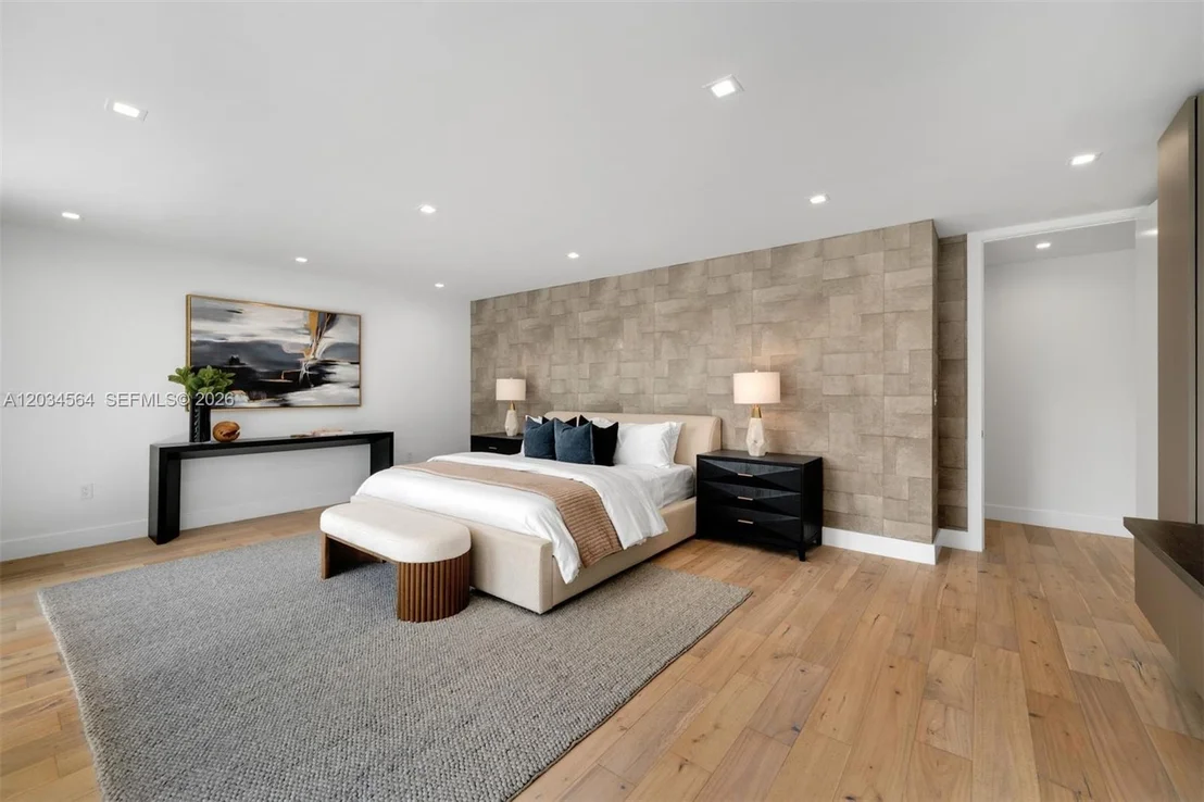 Photo of 425 Harbor Dr