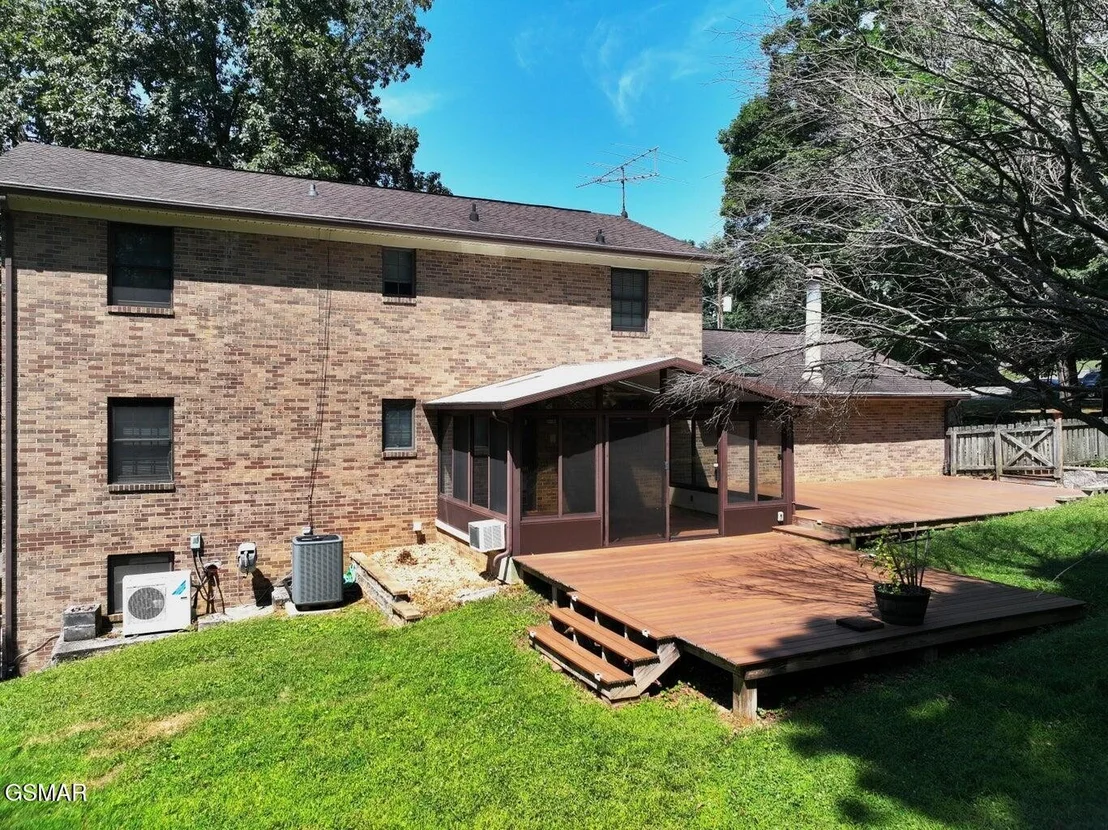 Photo of 716 White Oak Circle