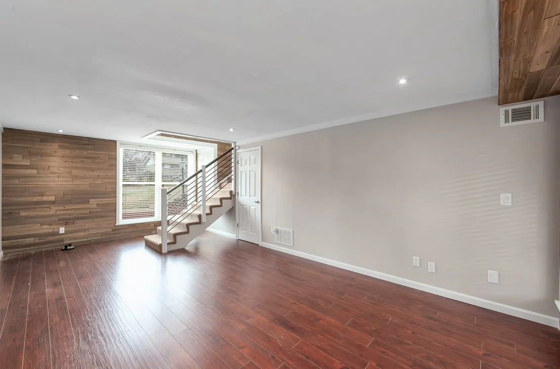 Photo of 596 Russell Rd
