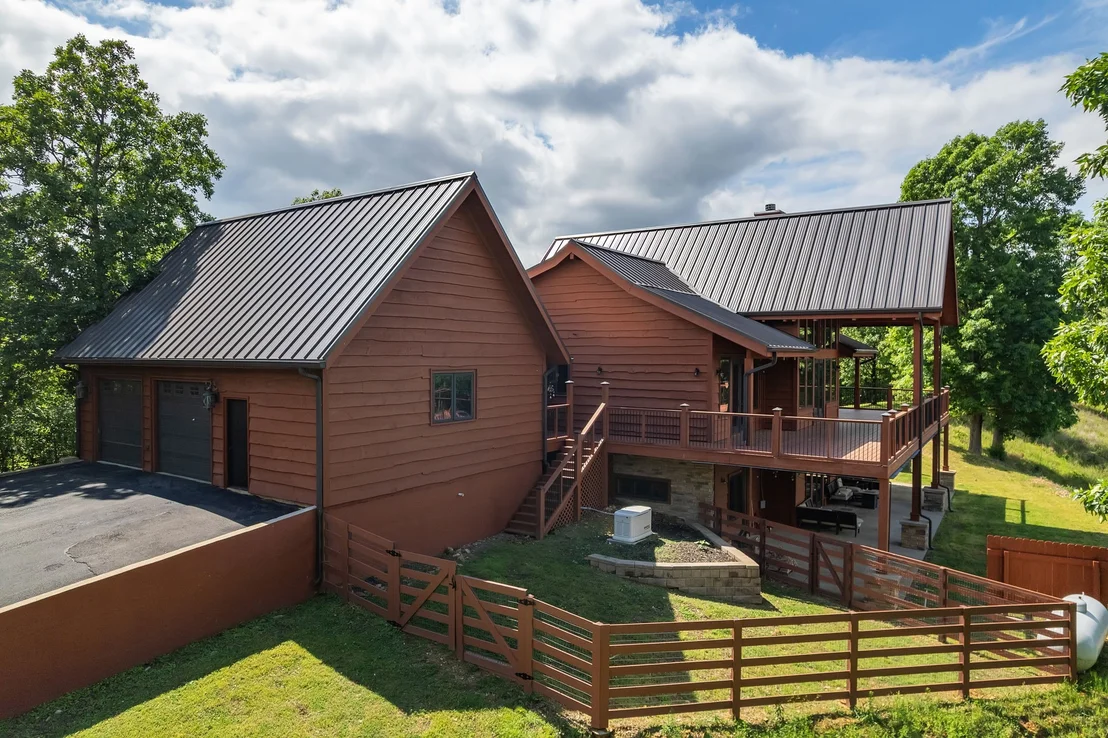 Photo of 685 River Oaks Dr