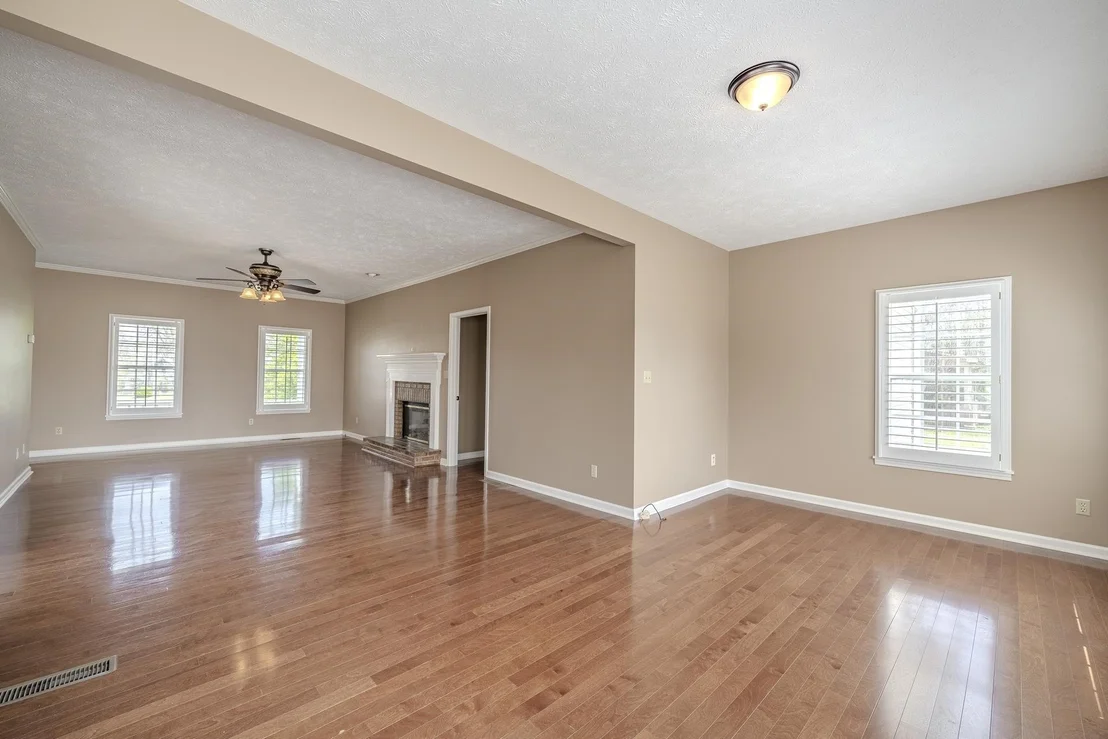 Photo of 565 BOWEN DR