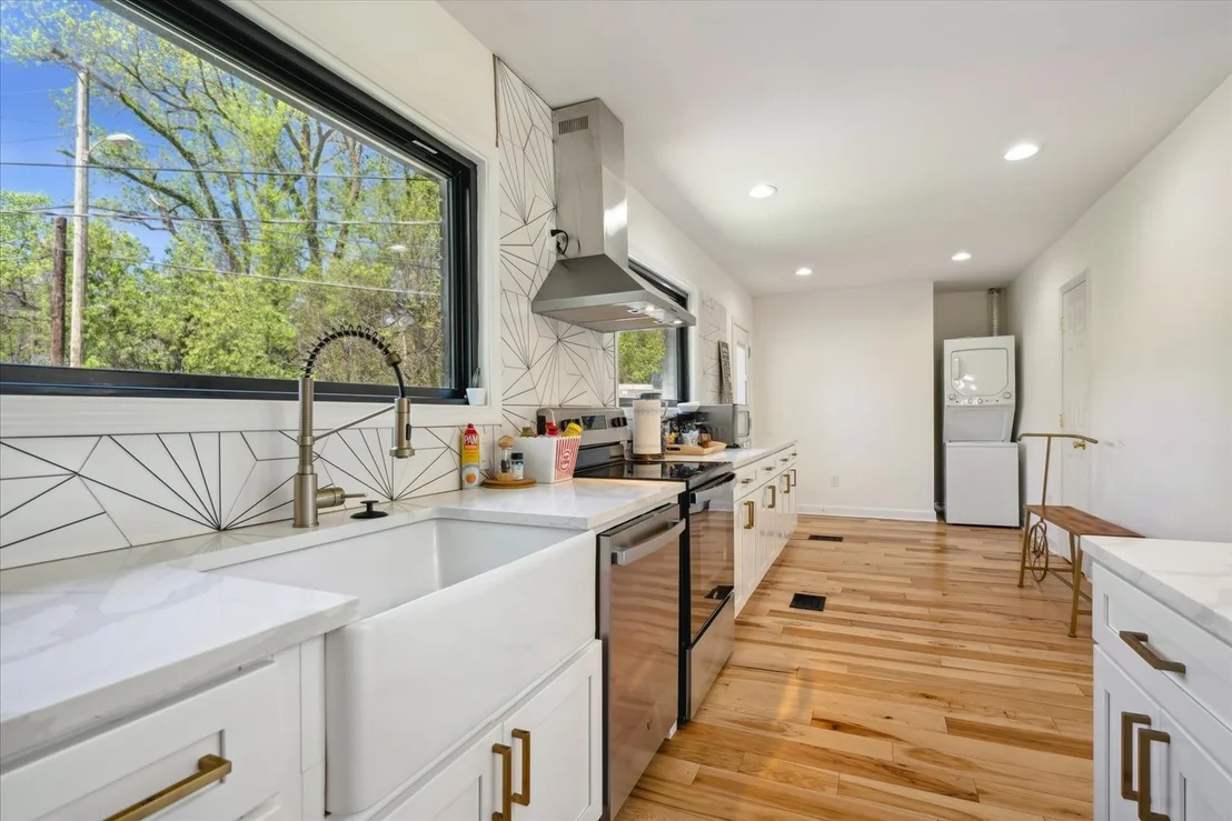 Photo of 615 E Parkway S