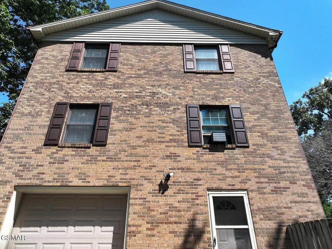 Photo of 716 White Oak Circle