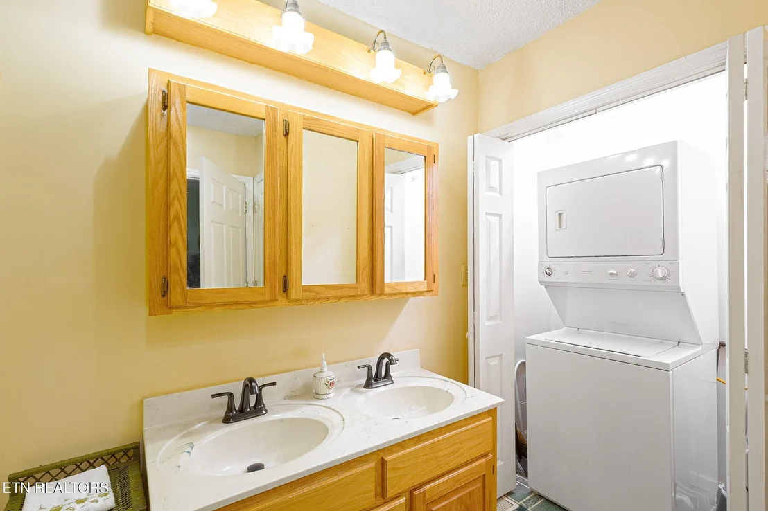 Photo of 679 N Wright Rd