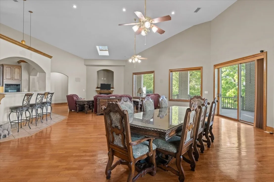 Photo of 867 River Oaks Dr