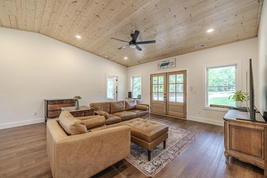 Photo of 395 WEST DR