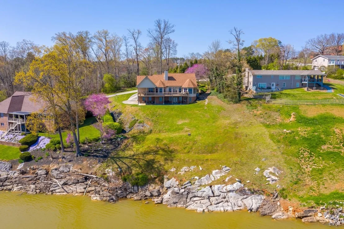 Photo of 950 Holtsinger Drive