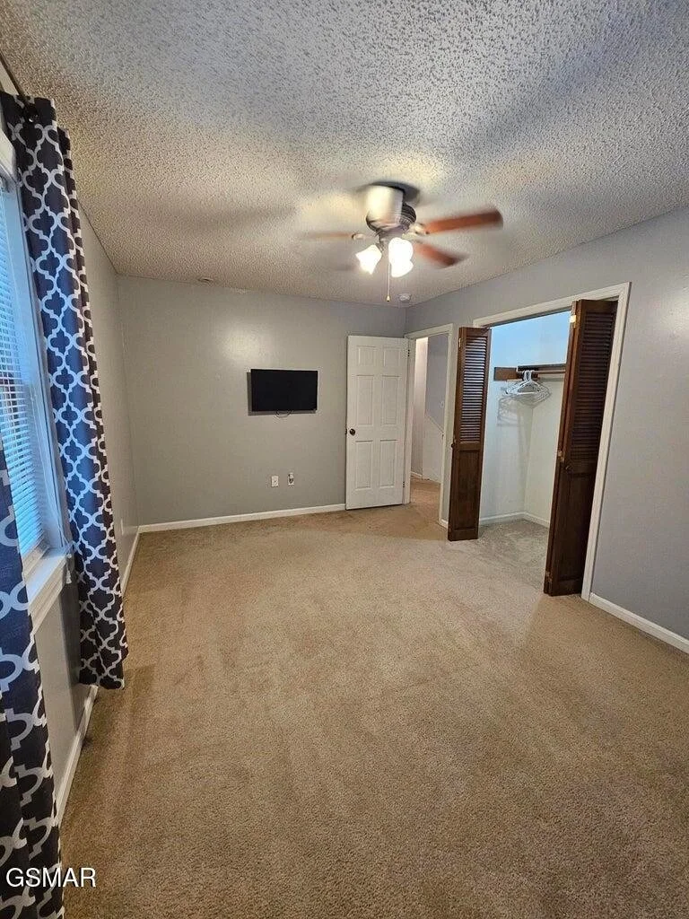 Photo of 716 White Oak Circle
