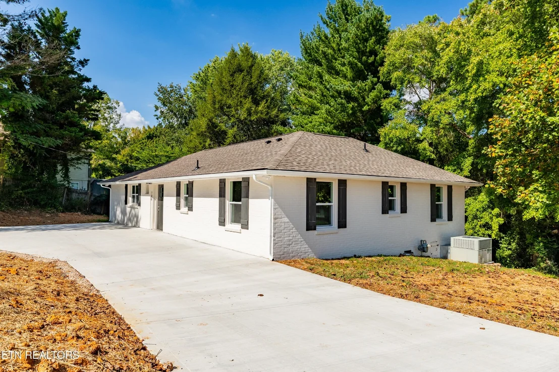 Photo of 700 Lakeview Drive