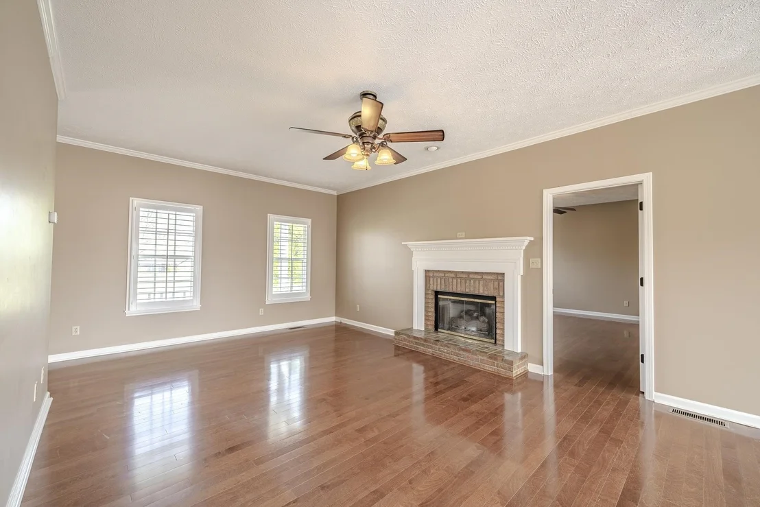 Photo of 565 BOWEN DR