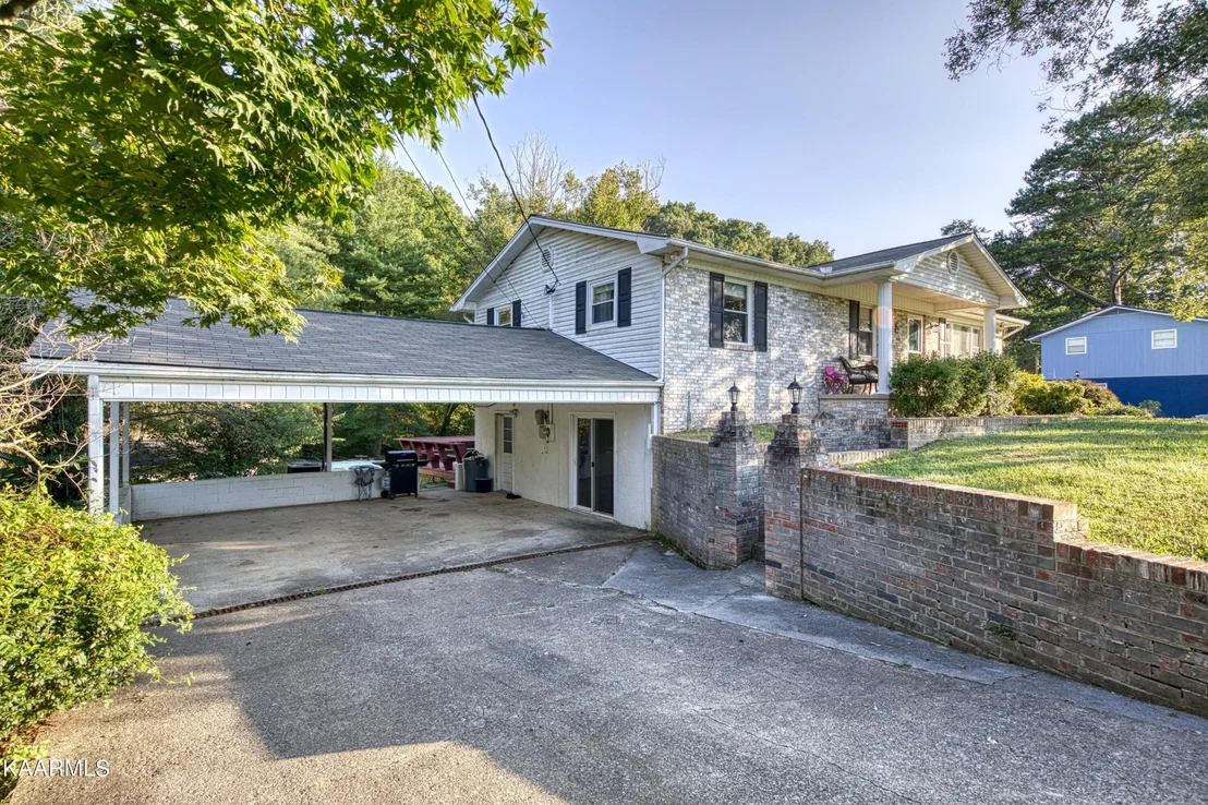 Photo of 215 Brooks Rd