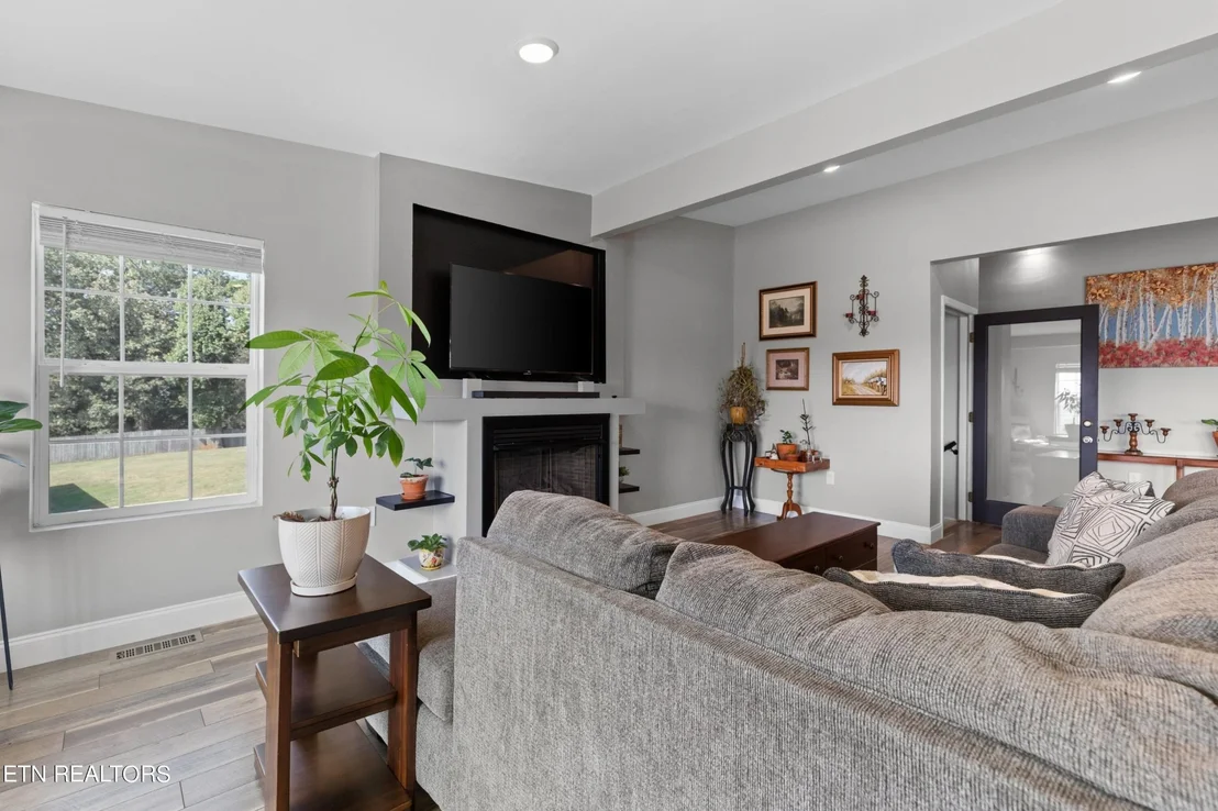 Photo of 386 White Oak Circle