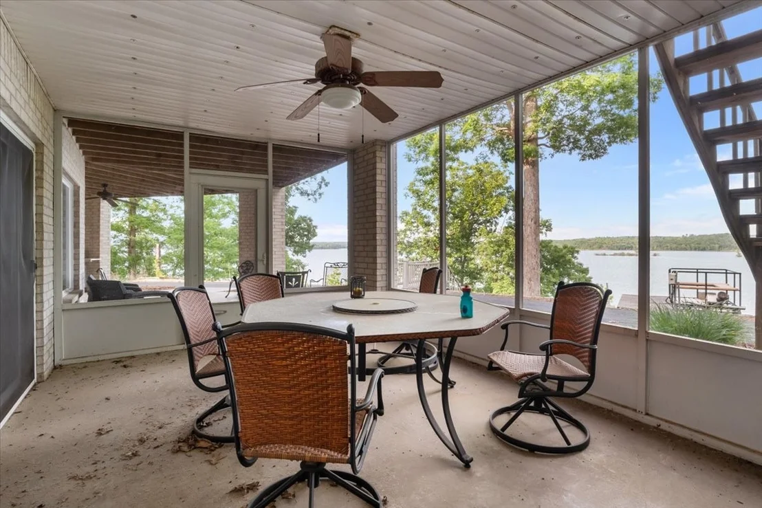 Photo of 867 River Oaks Dr