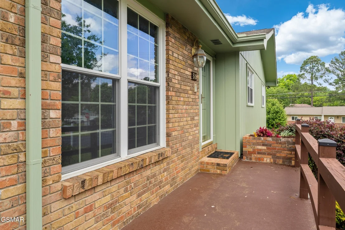 Photo of 310 Hollywood Circle