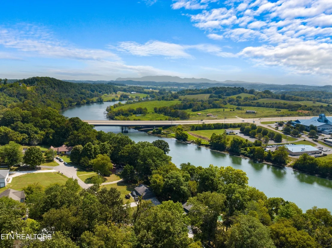 Photo of 386 White Oak Circle