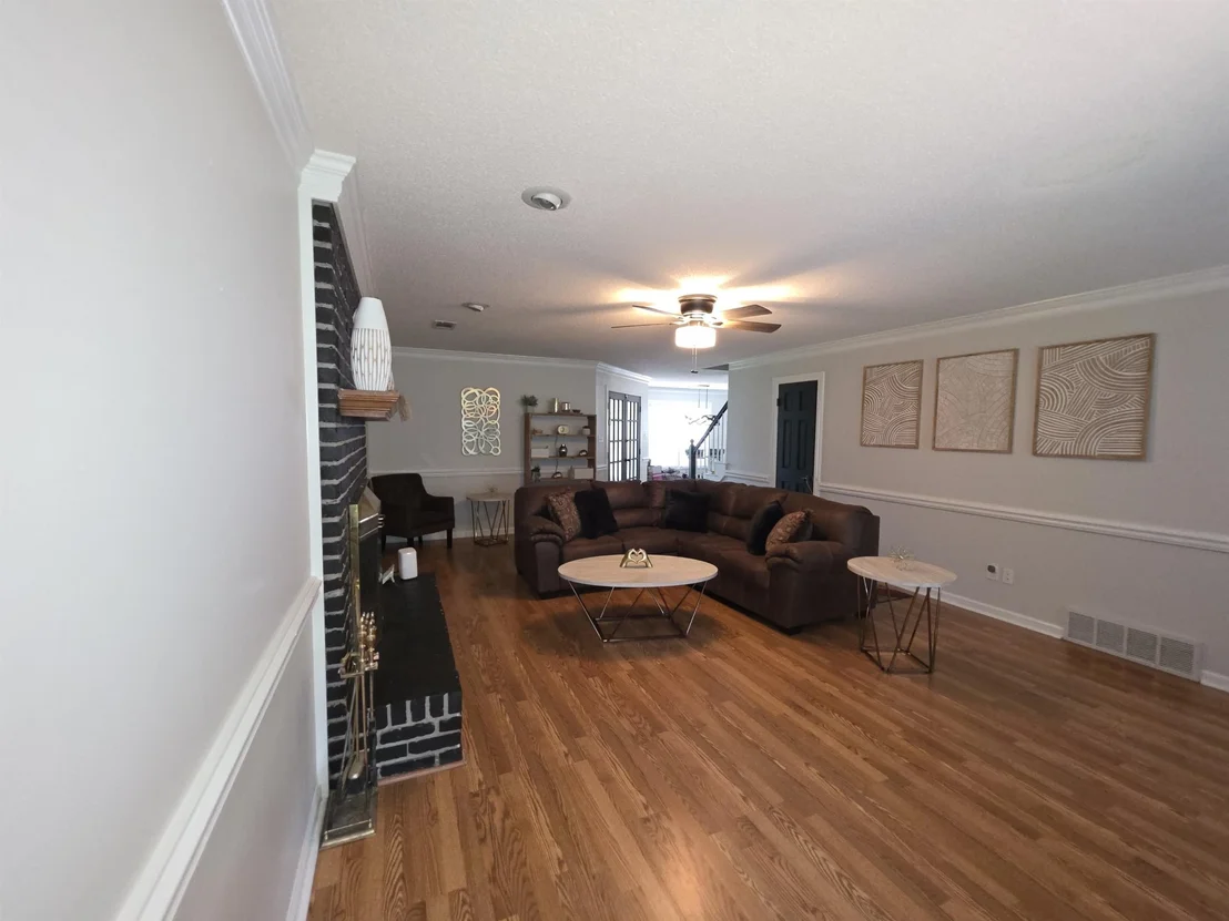 Photo of 582 BRINSLEY DR