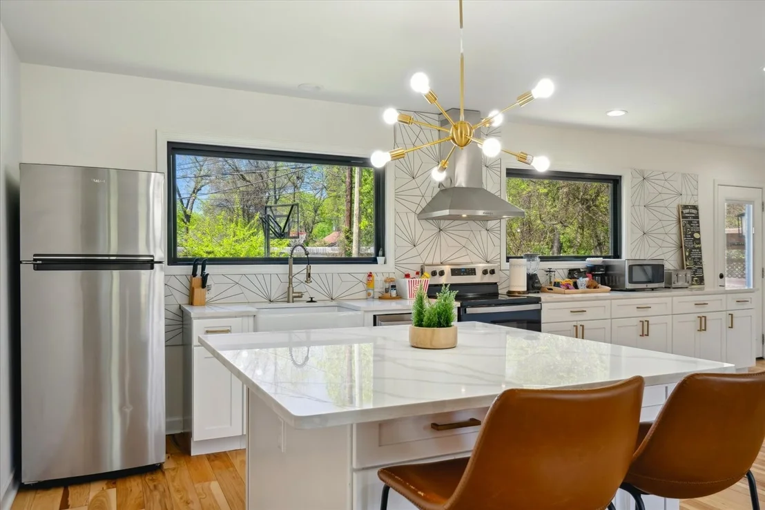Photo of 615 E Parkway S