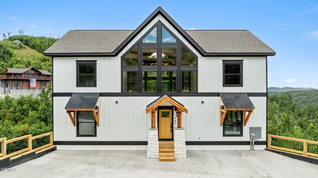 Photo of 745 Pinecrest Drive