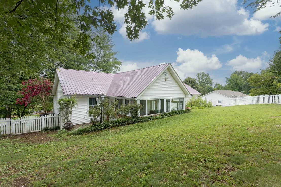 Photo of 715 Carmen Drive