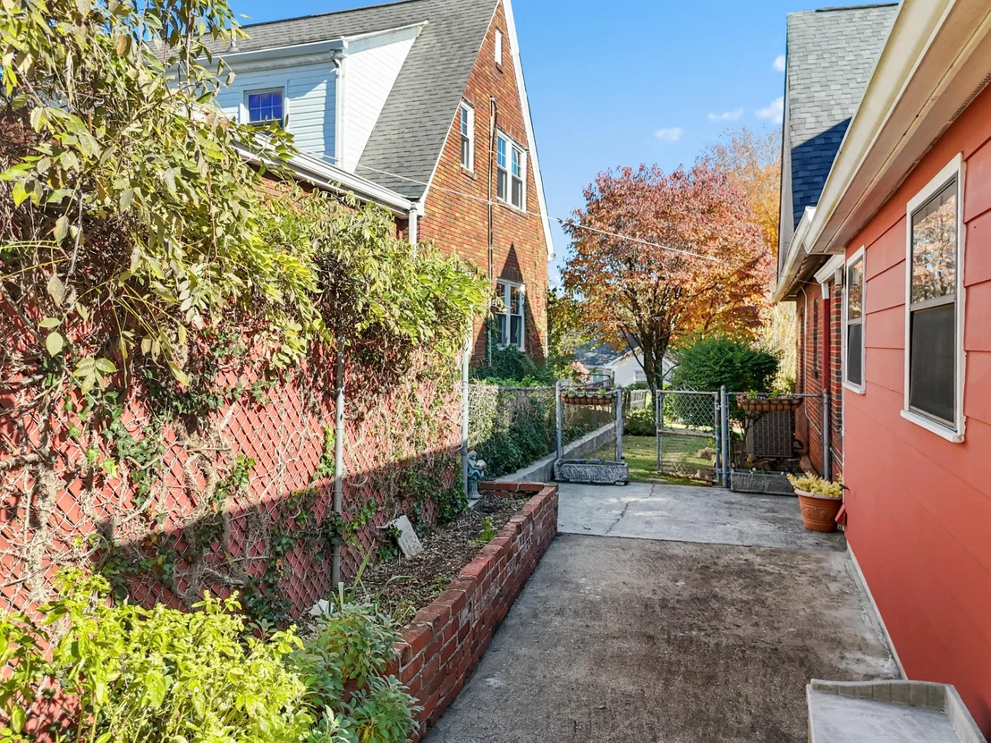 Photo of 643 E Crest Road