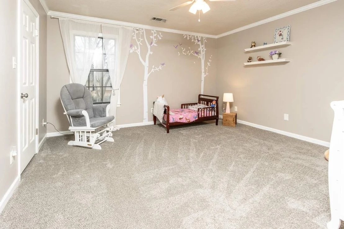Photo of 300 OAKLEIGH DR
