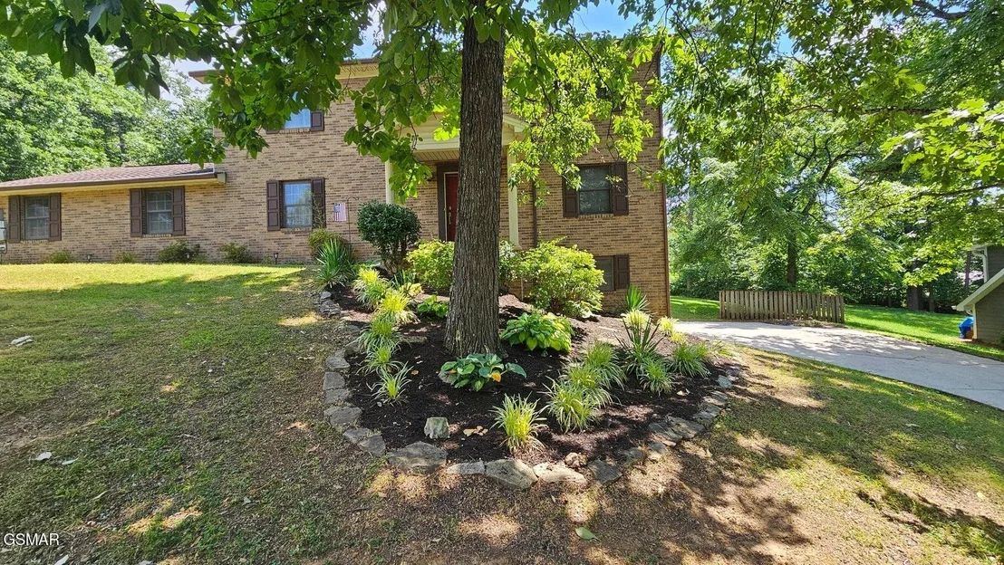 Photo of 716 White Oak Circle