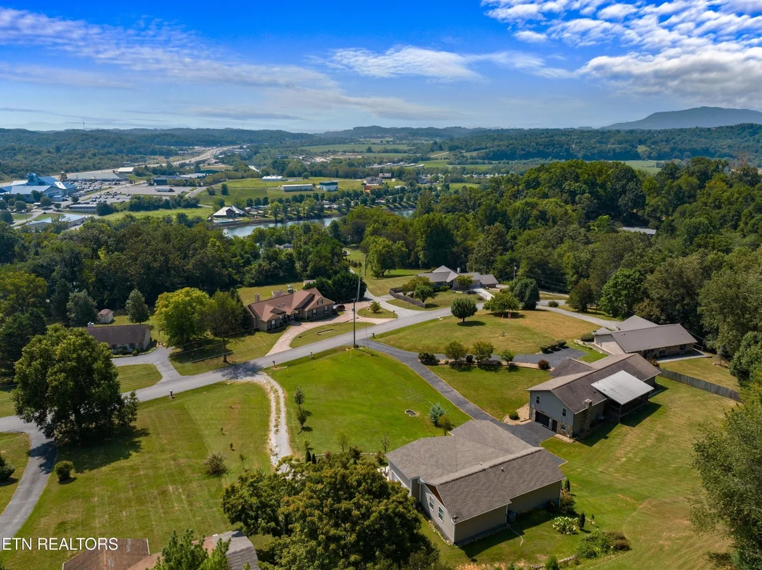 Photo of 386 White Oak Circle