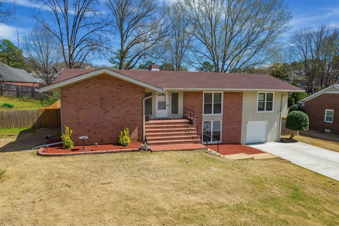 Photo of 596 Russell Rd