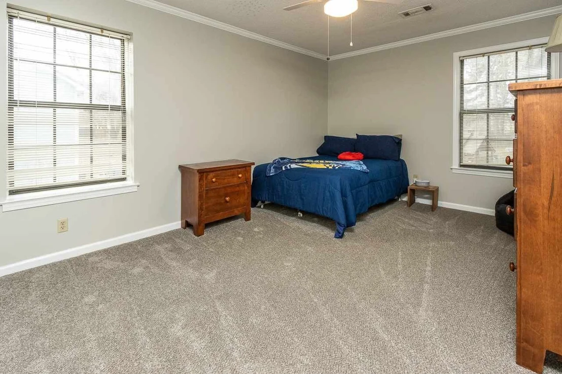 Photo of 300 OAKLEIGH DR