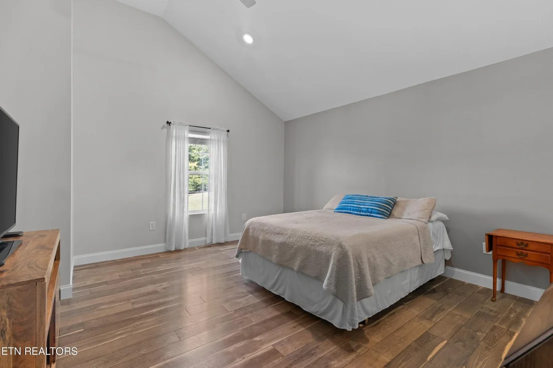 Photo of 386 White Oak Circle