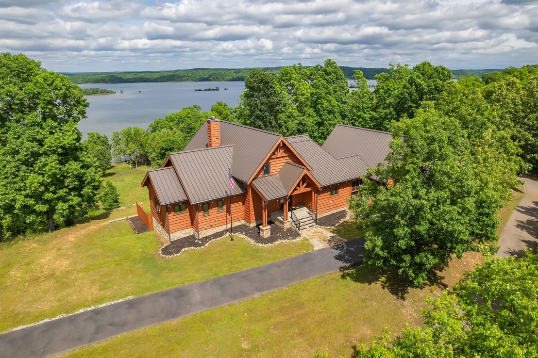 Photo of 685 River Oaks Dr