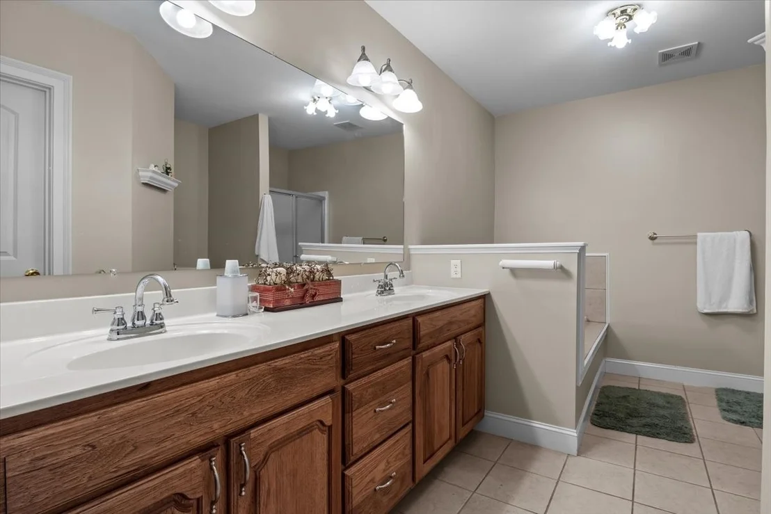 Photo of 867 River Oaks Dr