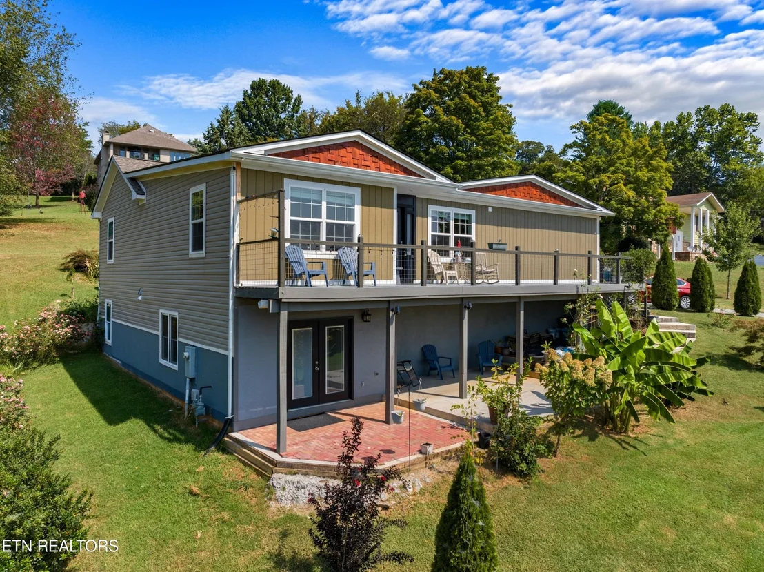 Photo of 386 White Oak Circle