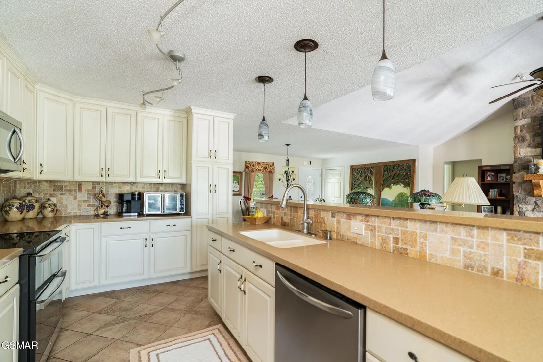 Photo of 884 River Cliff Drive