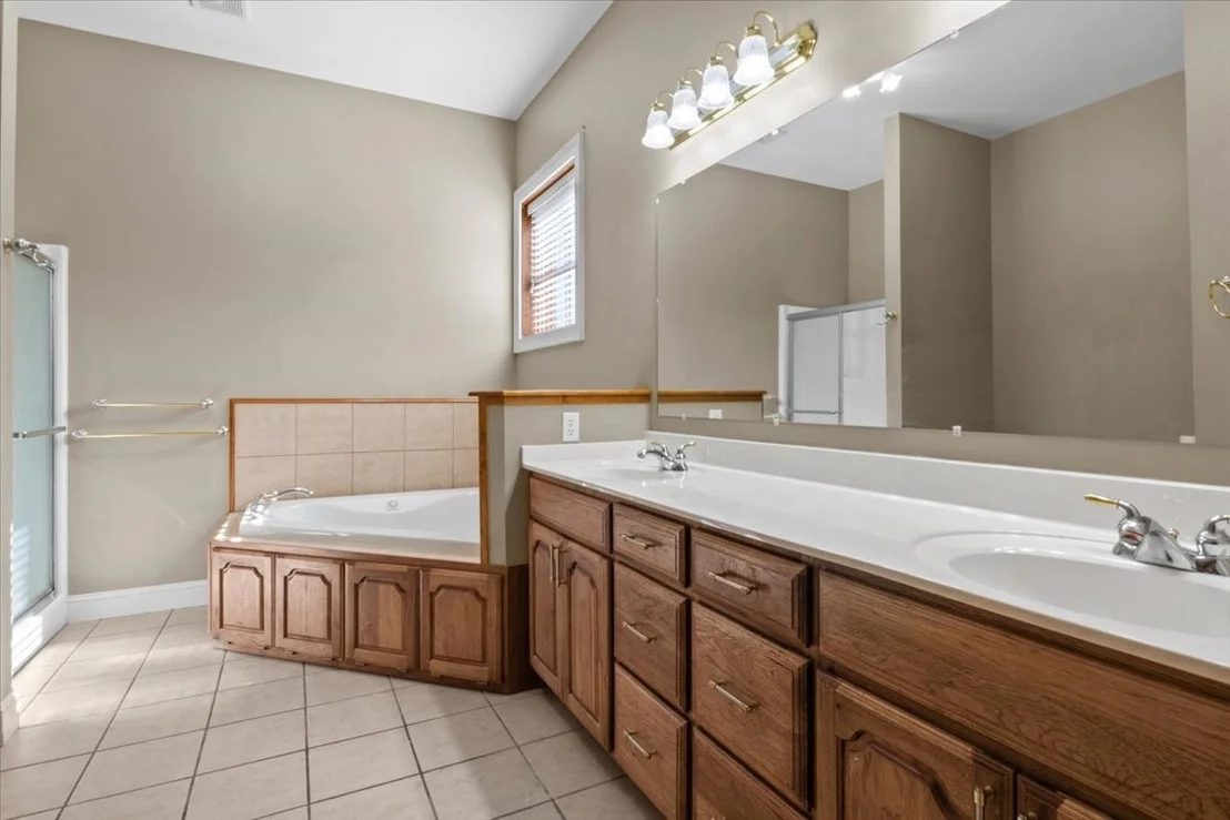 Photo of 867 River Oaks Dr