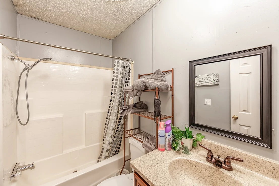 Photo of 182 Lakeshore Dr