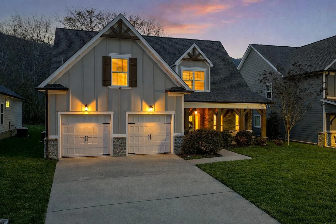Photo of 595 Deer Valley Dr