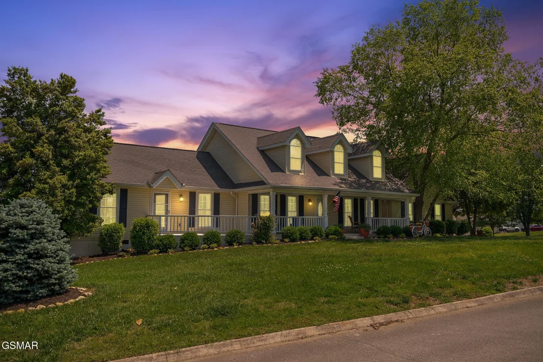 Photo of 884 River Cliff Drive