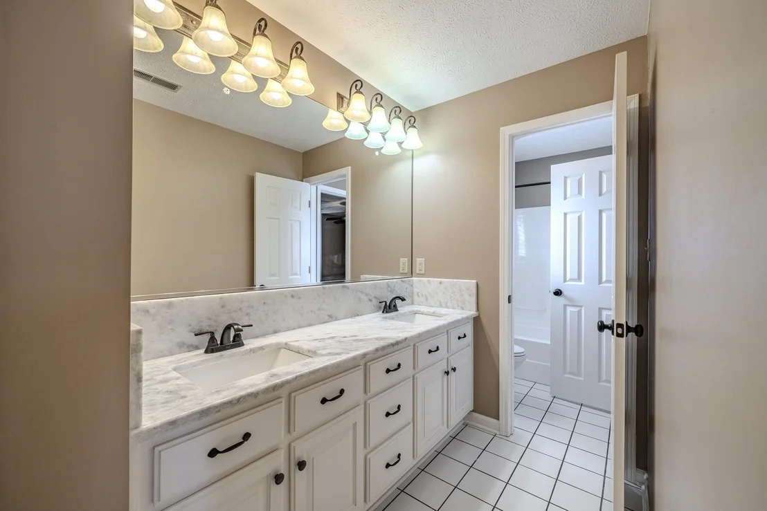 Photo of 565 BOWEN DR