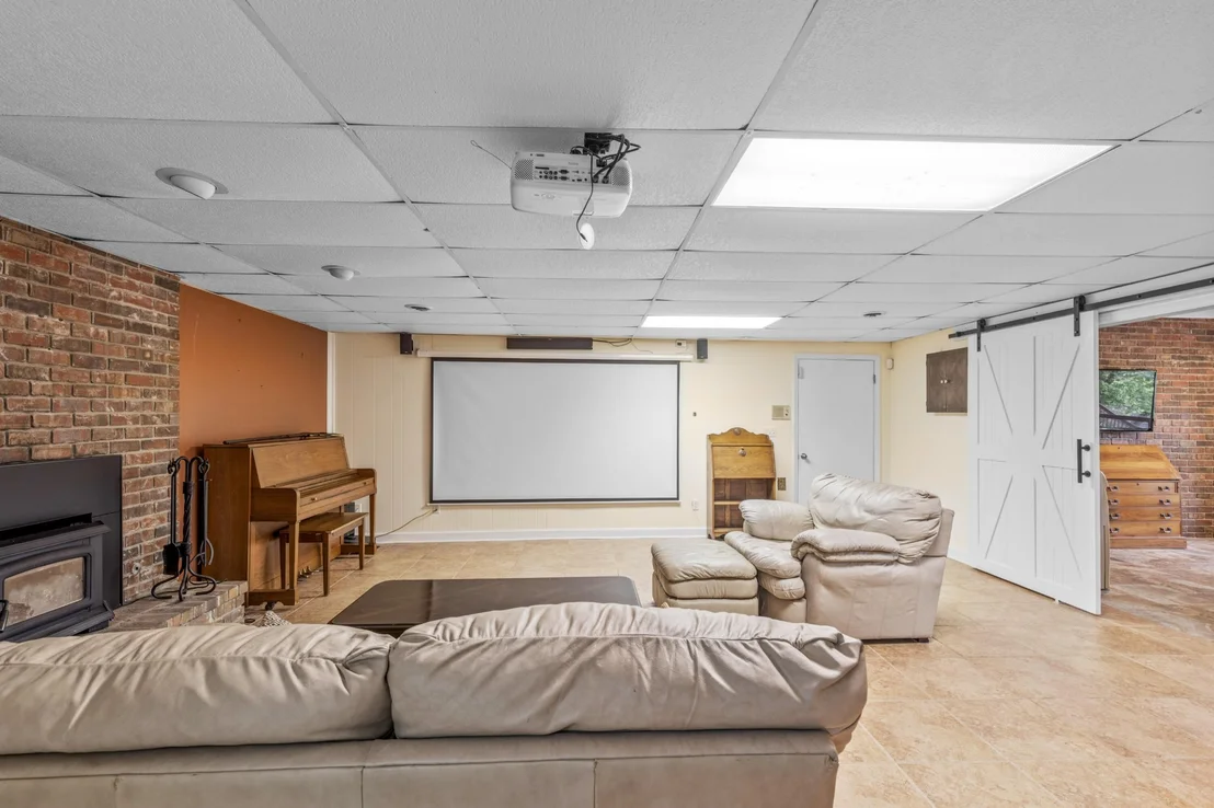 Photo of 979 Clift Cave Road