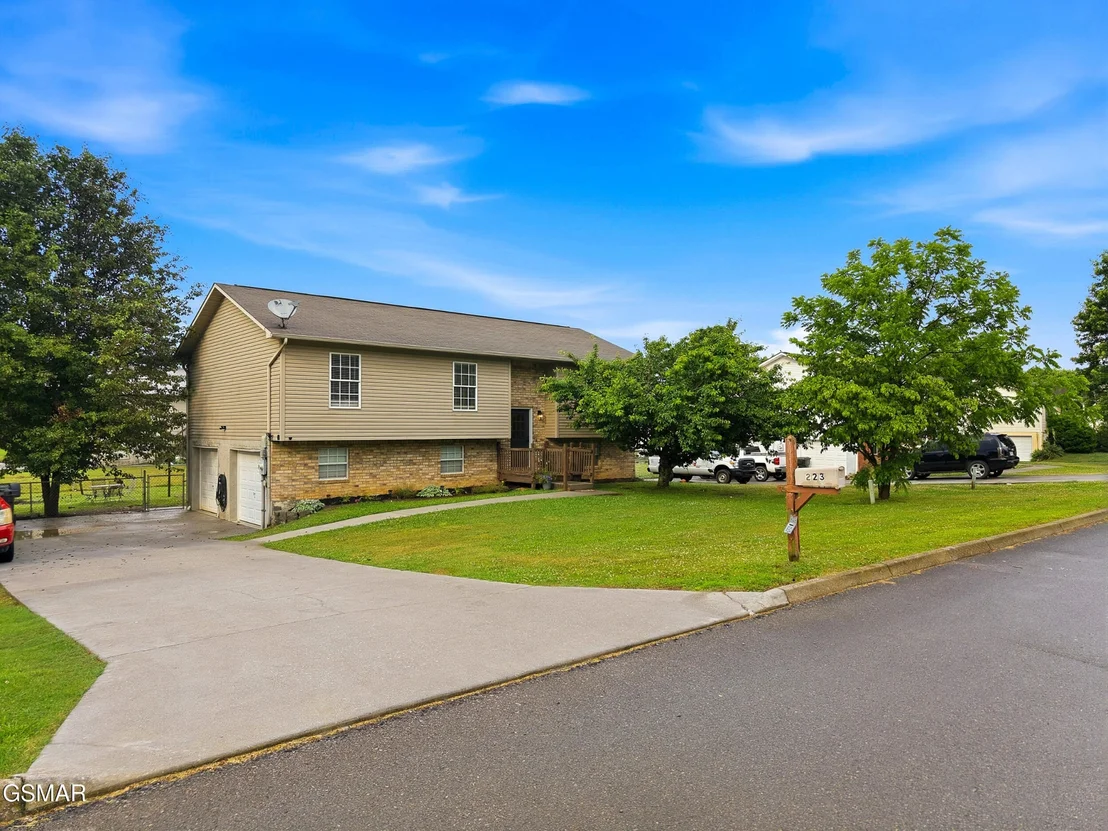 Photo of 223 River Valley Circle
