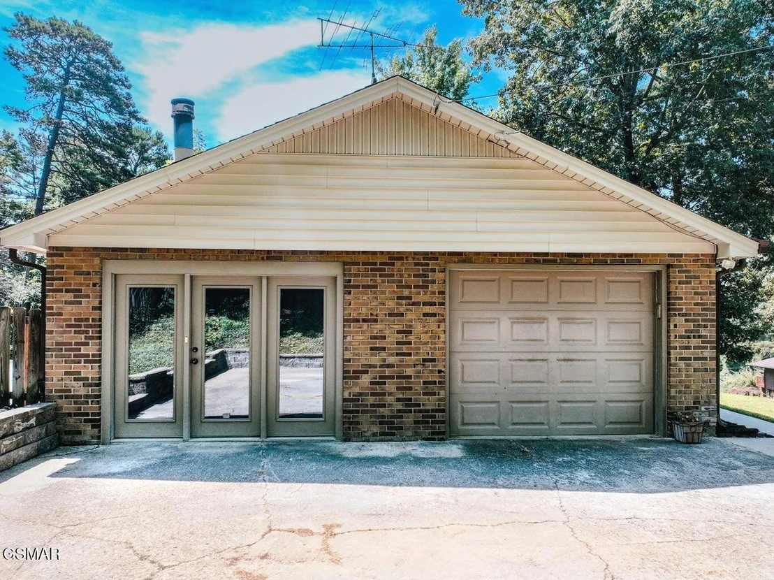 Photo of 716 White Oak Circle