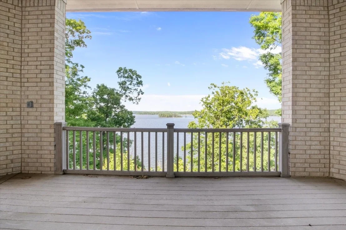 Photo of 867 River Oaks Dr