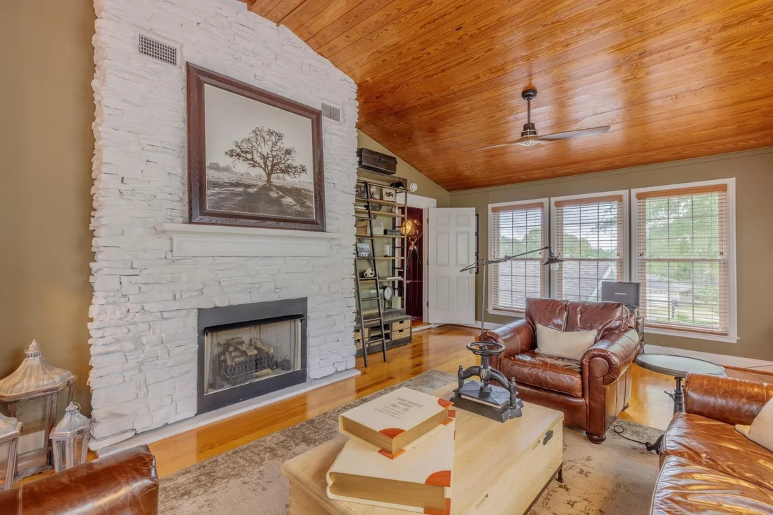 Photo of 801 Thomas Avenue