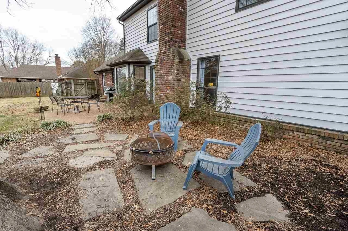 Photo of 300 OAKLEIGH DR