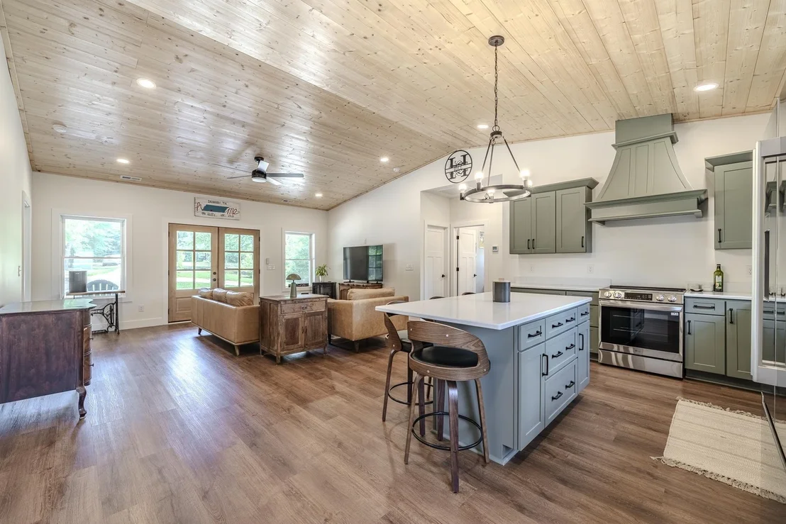 Photo of 395 WEST DR