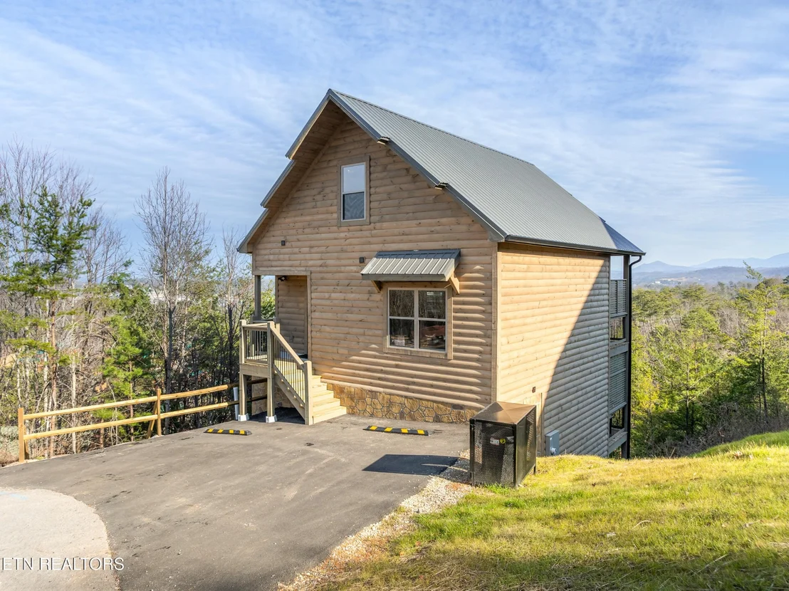 Photo of 804 Peak Loop Way