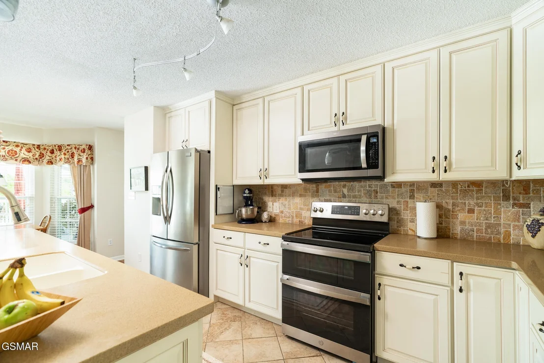 Photo of 884 River Cliff Drive