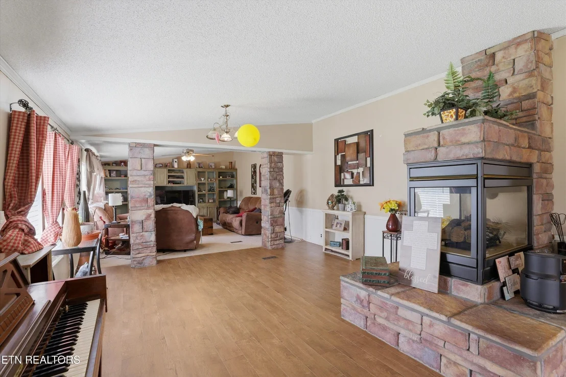 Photo of 122 2nd St