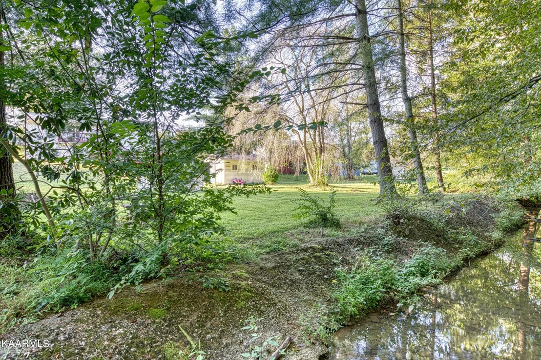 Photo of 215 Brooks Rd